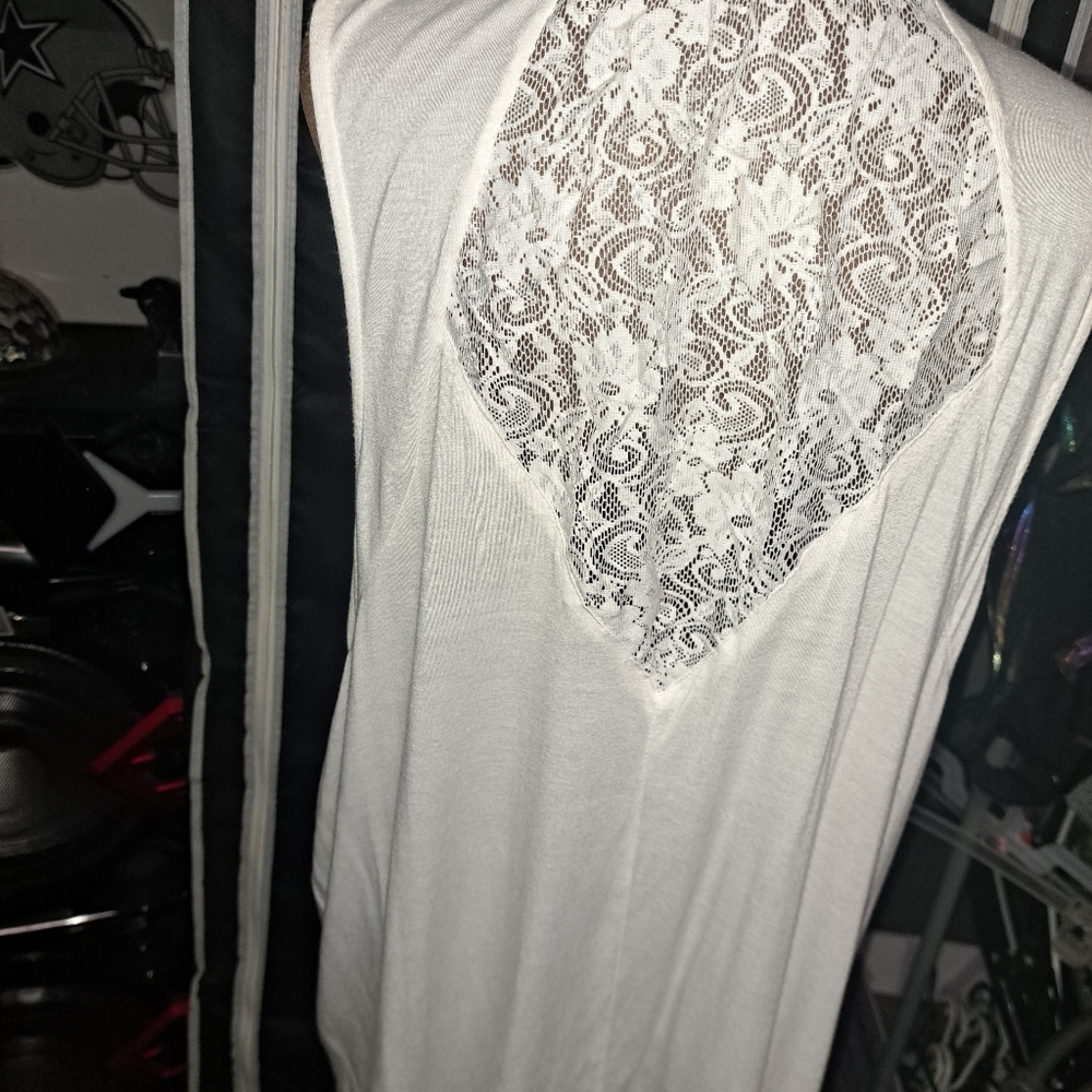 Sobre todo blanco,  bajado con encanto , color Blanco. De Mujer.